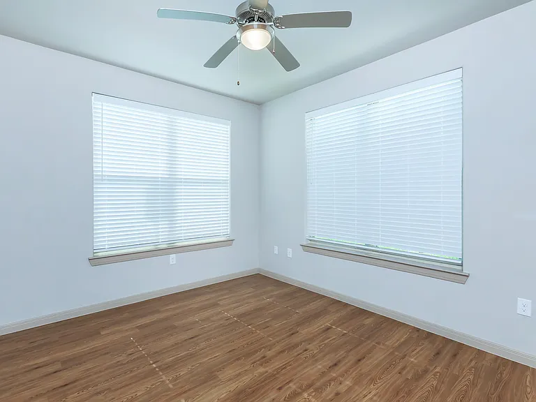 Midway Villas Apartments — Photo 28