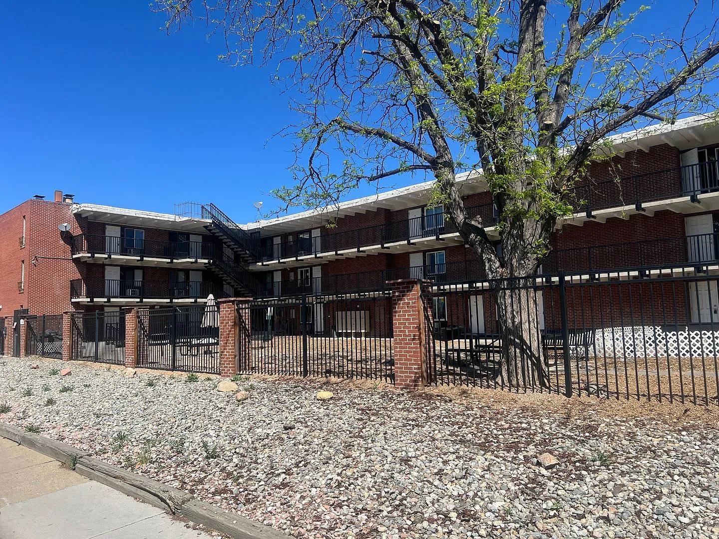 1 bedroom condo in Yosemite Court Condominiums! Available Now! — Photo 2