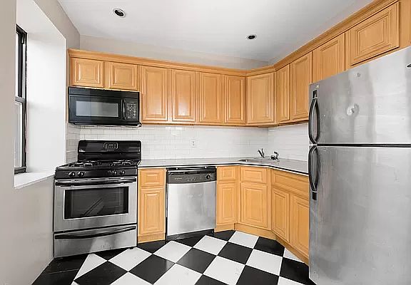 2nd image of 497 Greene Ave APT 3