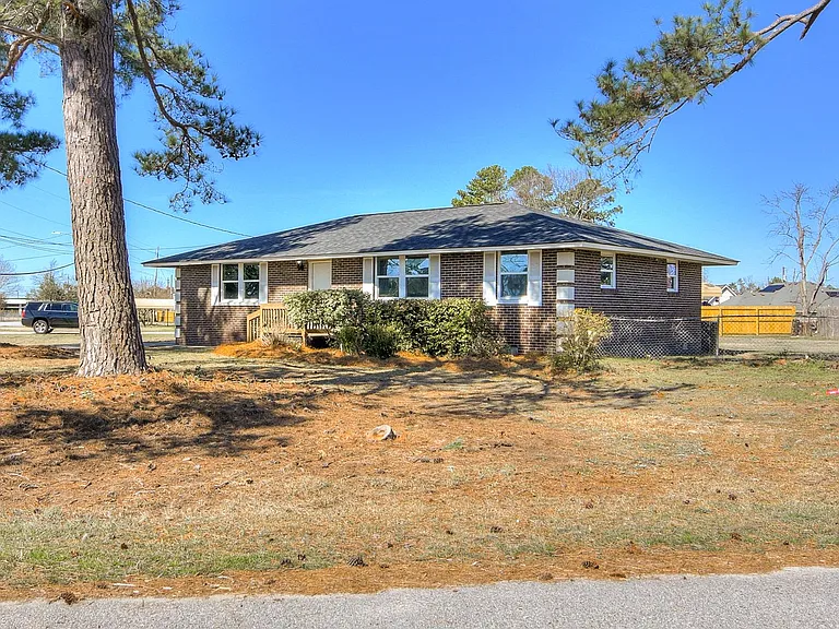 208 Maywood Dr — Photo 2