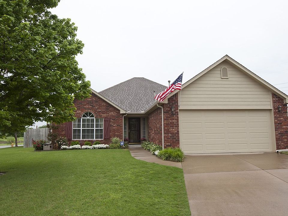 Beautiful landscaped front.