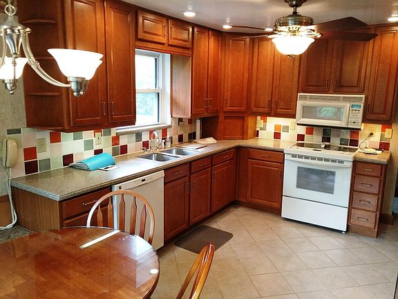 4th image of 392 Elaine Dr
