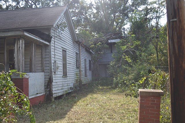 2nd image of 915 Stonewall Street Ln