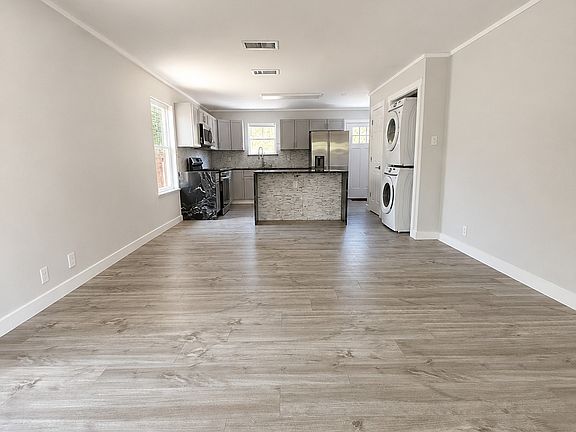 5th image of 903 Moore St