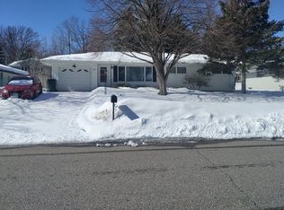 940 Oakwood Dr, New Brighton, MN 55112