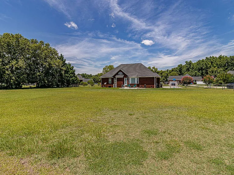 200 Ashworth Dr — Photo 37