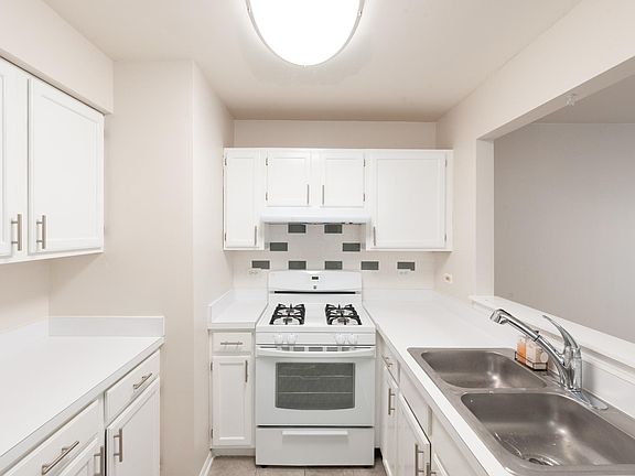 3rd image of 73 N Macgillis Dr