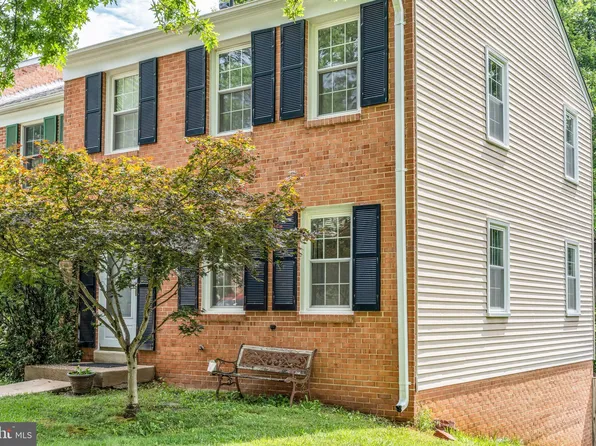 8320 Uxbridge Ct, Springfield, VA 22151