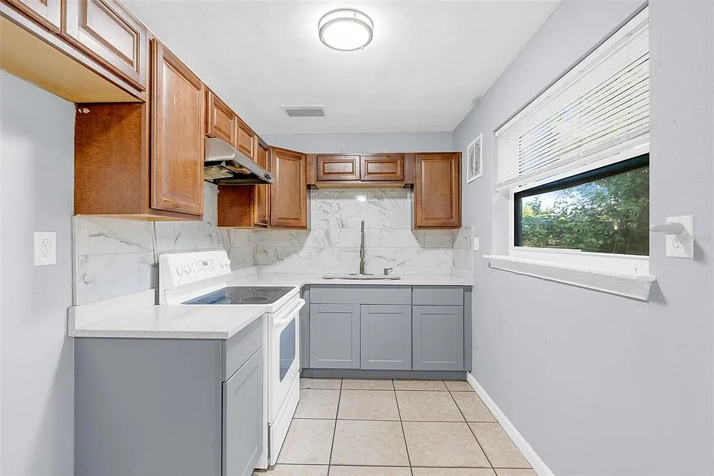 3 bed, 1.0 bath, 1012 sqft, $2,200 — Photo 4