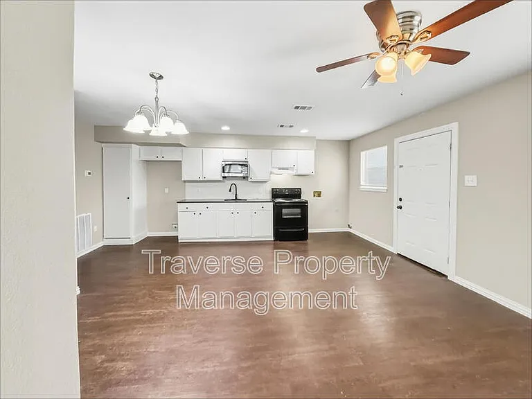 1215 Lowe St — Photo 7