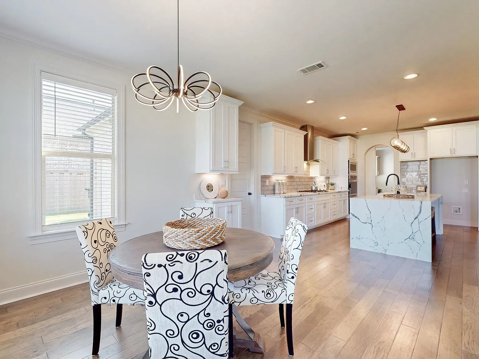5 bed, 4.5 bath, 4933 sqft, $4,500 — Photo 3