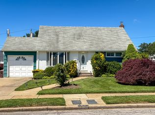 894 Stratford Dr, East Meadow, NY 11554