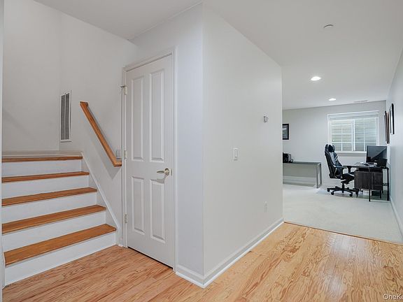 5th image of 303 Bridgeview Drive