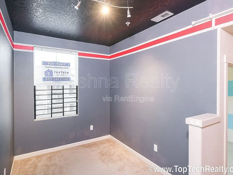 477 NE Edgeway Dr — Photo 17