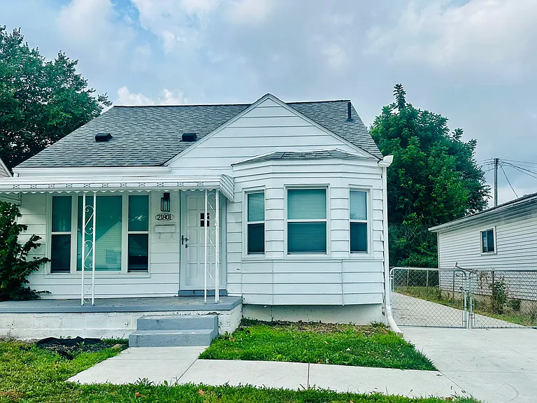 21801 Cushing Ave — Photo 1