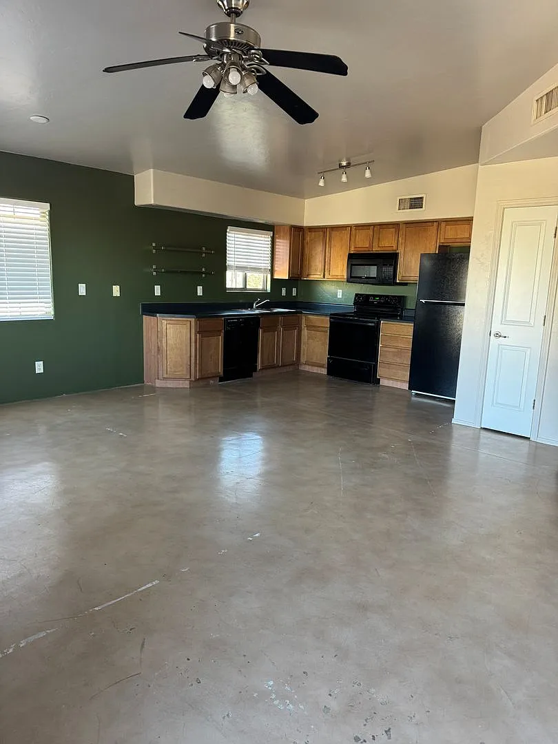 3 bedroom 2 bath - Available now — Photo 2