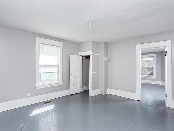 3rd image of 1309 E Jones St