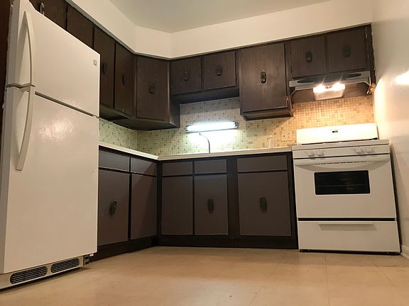 3rd image of 1627 W Touhy Ave APT 202