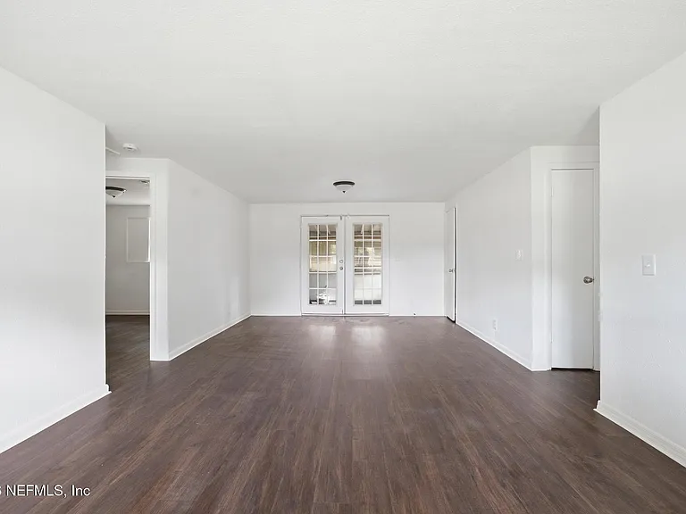 5134 Moncrief Rd W — Photo 17