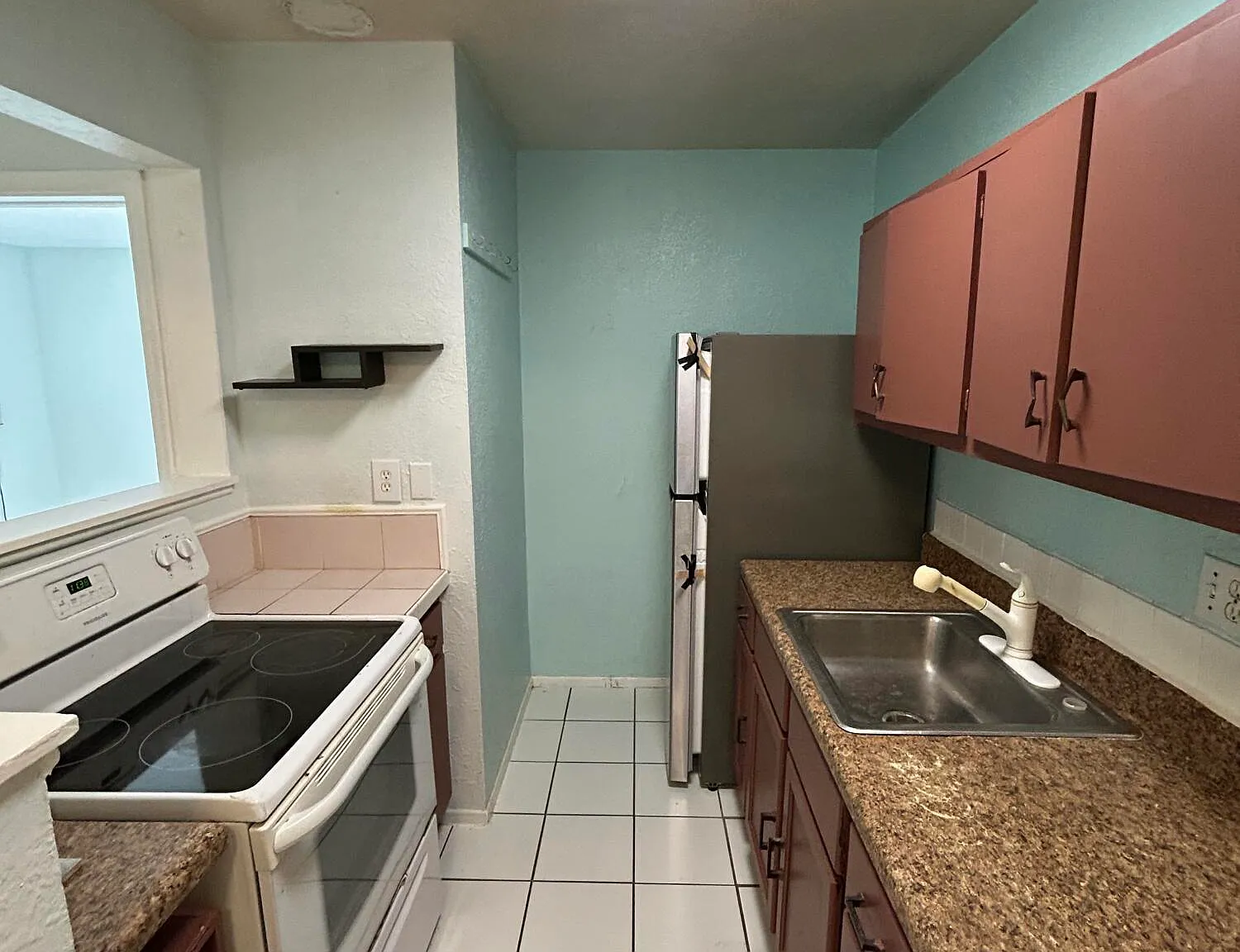 1 bed, 1.0 bath, 2560 sqft, $1,600 — Photo 2