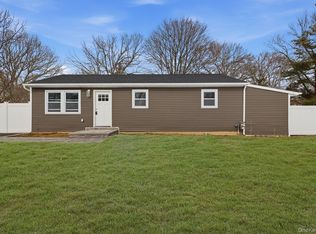 39 E Oakdale Street, Bay Shore, NY