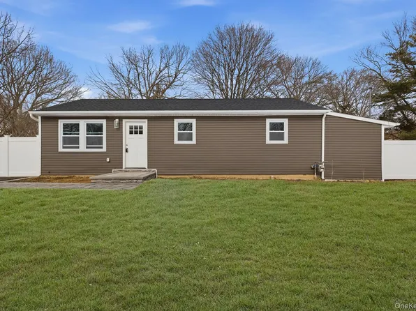 39 E Oakdale Street, Bay Shore, NY 11706