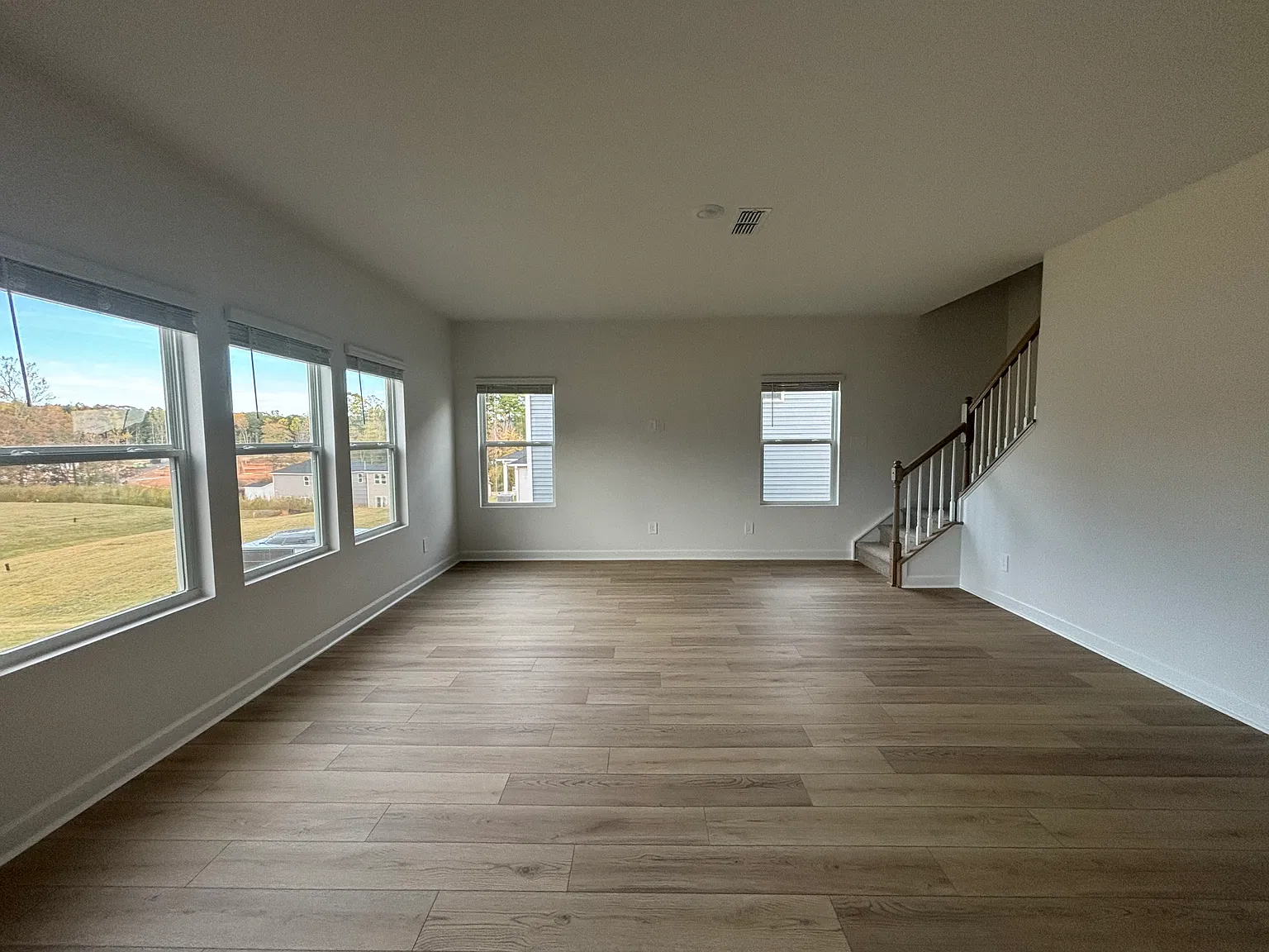 4 bed, 2.5 bath, 2345 sqft, $3,000 — Photo 2