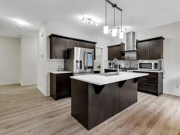 262 E Hillcrest Hts SW, Airdrie, AB T4B 3Z2