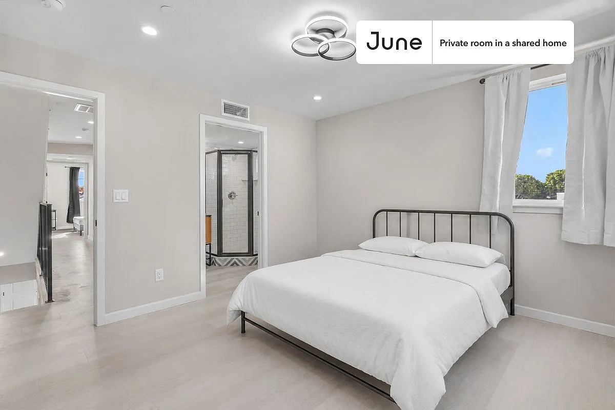 Queen bedroom in 5 bed/5 bath home in Boyle Heights #1828 C — Photo 1