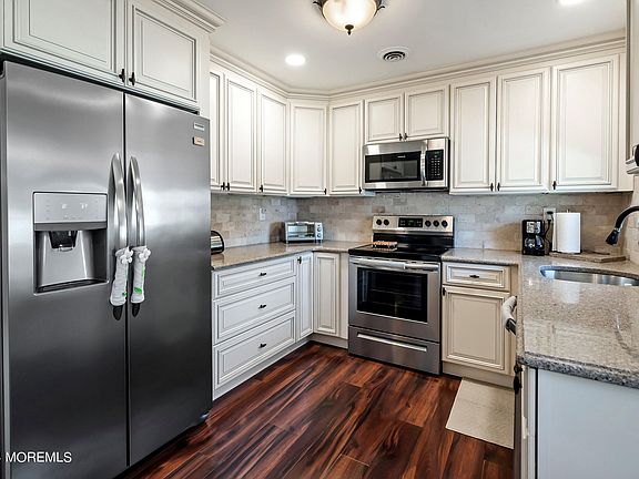 4th image of 86A Buckingham Drive