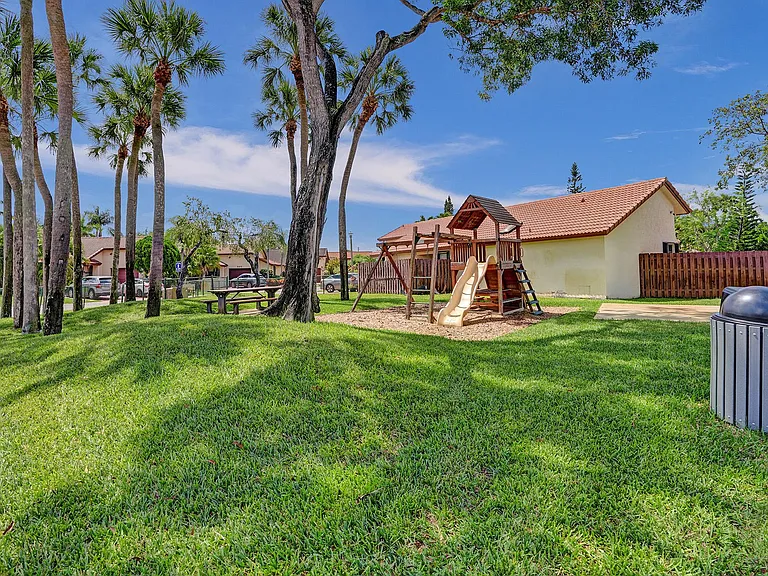 420 SW 113th Ter — Photo 33