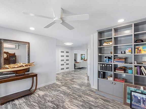 5th image of 2924 Riviera Dr