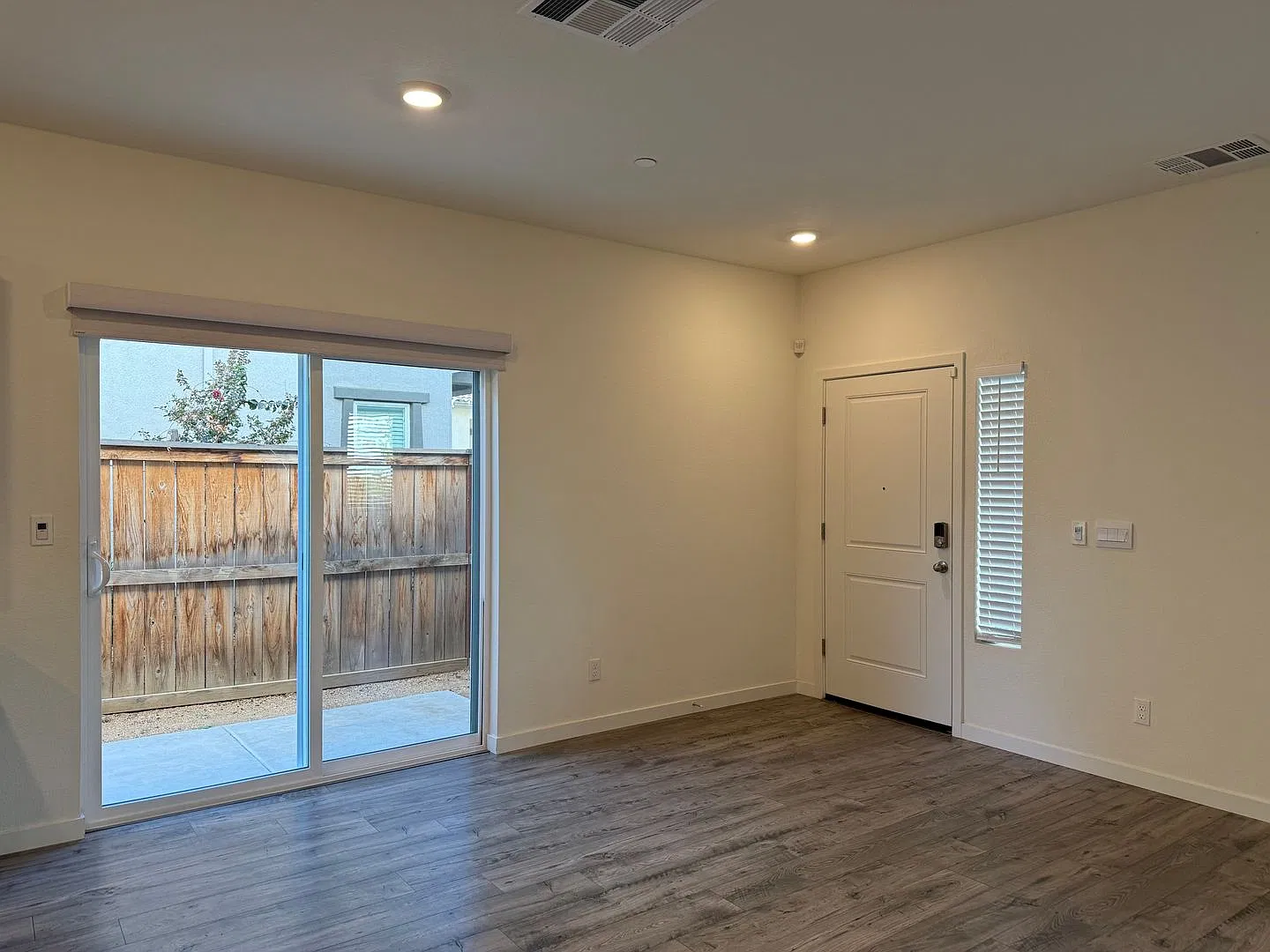 Beautiful 3 bed 2 bath in Roseville! — Photo 4