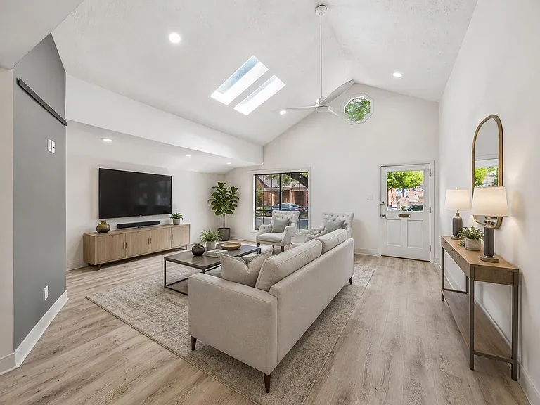 905 Harvard St — Photo 3