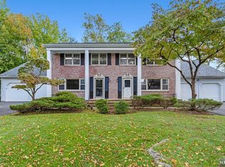 10 Forsythia Ln, Paramus, NJ 07652