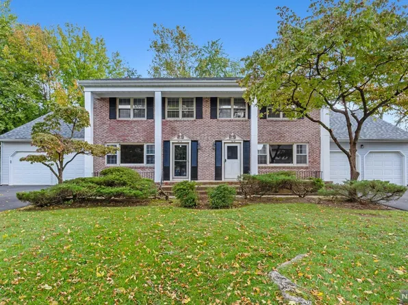 10 Forsythia Ln, Paramus, NJ 07652