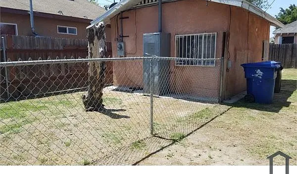 5922 S San Pedro St — Photo 8