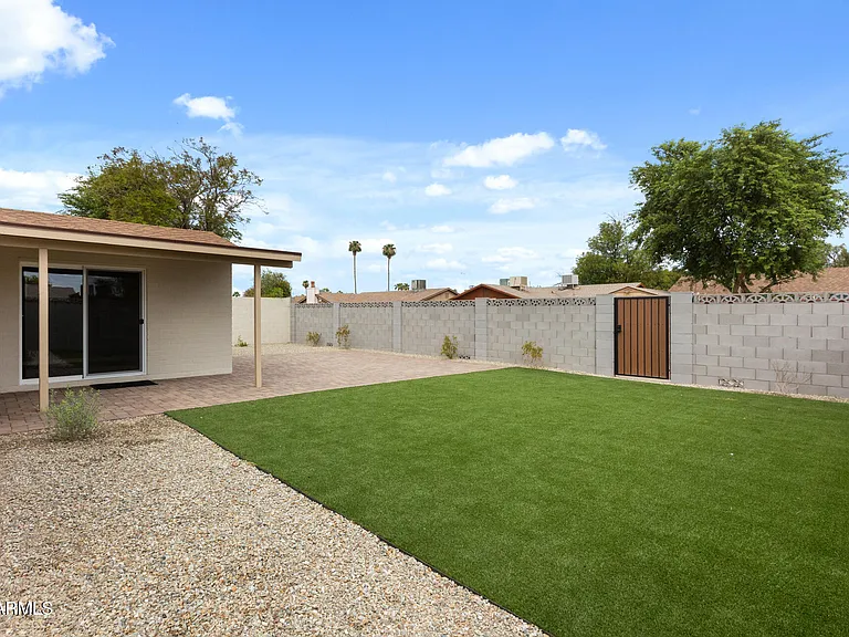 224 E Oxford Dr — Photo 16