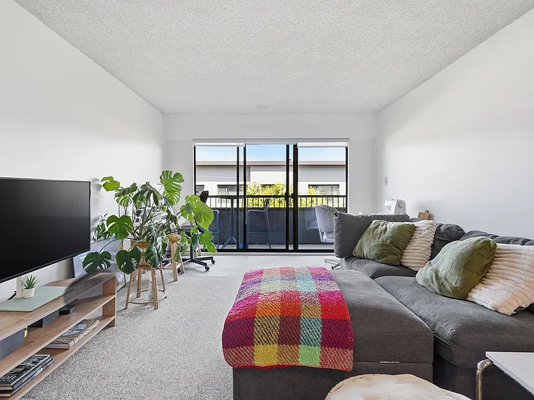 2475 York Ave #305 — Photo 5