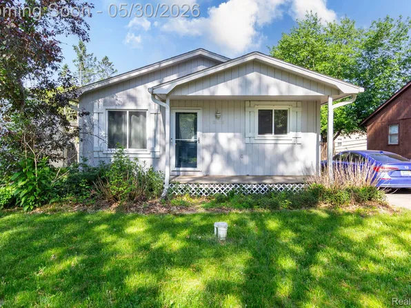 2375 Darnell St, Wolverine Lake, MI 48390
