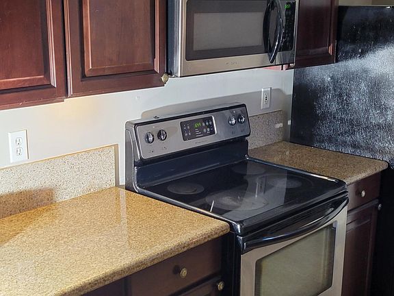 Kitchen/stainless steel appliances