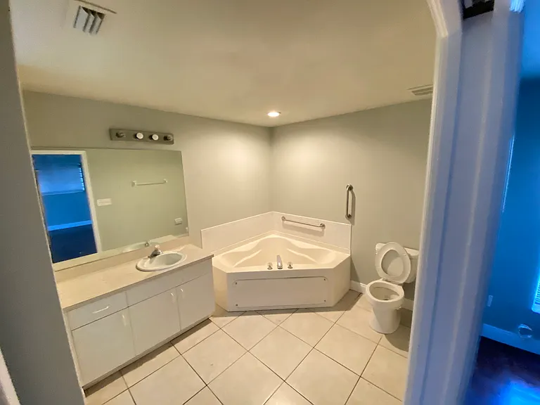 413 NW 16th Pl — Photo 14