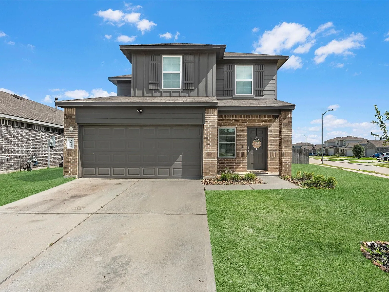 4 bed, 2.5 bath, 2076 sqft, $2,400 — Photo 1