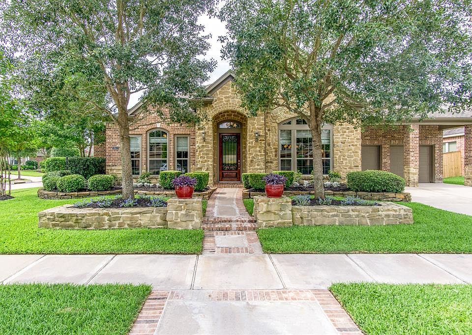 Gorgeous 4/3.5 one story Perry home on a fabulous corner lot.