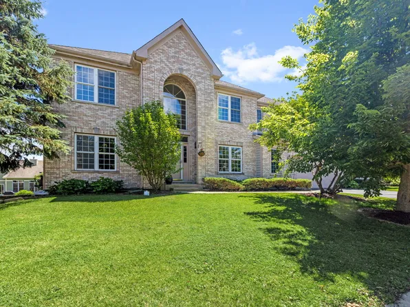4 Sherwood Ct, Lake In The Hills, IL 60156
