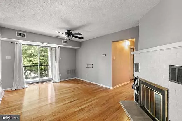 322 Washington Pl — Photo 1