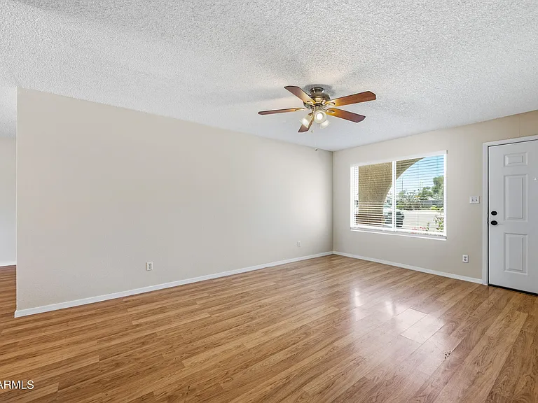 2216 W Straford Dr — Photo 4