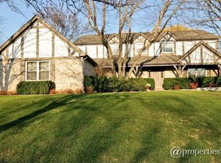 12 Middlebury Ln, Lincolnshire, IL 60069