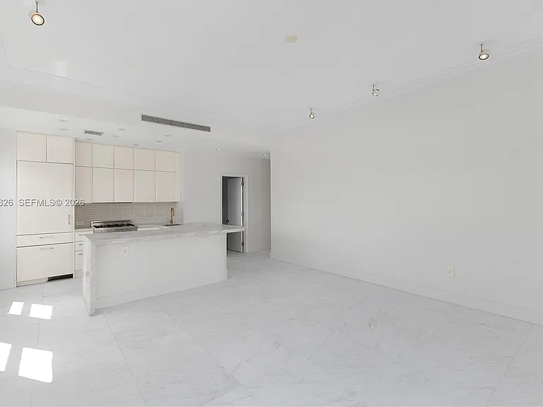 2421 Lake Pancoast Dr #7A — Photo 5