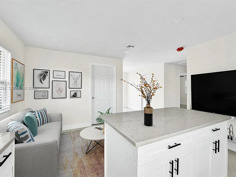 640 52nd St — Photo 3